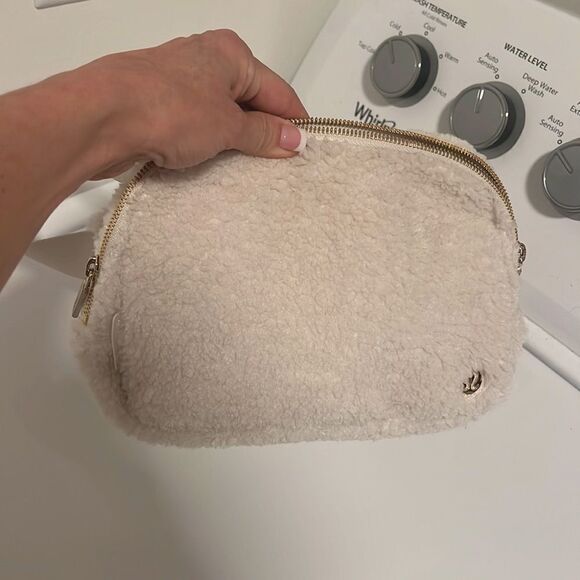 Lululemon white fleece everywhere belt bag NEW - Picture 4 of 5